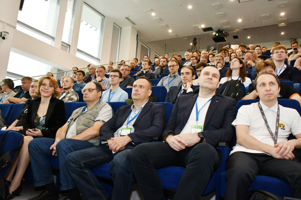 OS DAY 2025, люди в зале.jpg