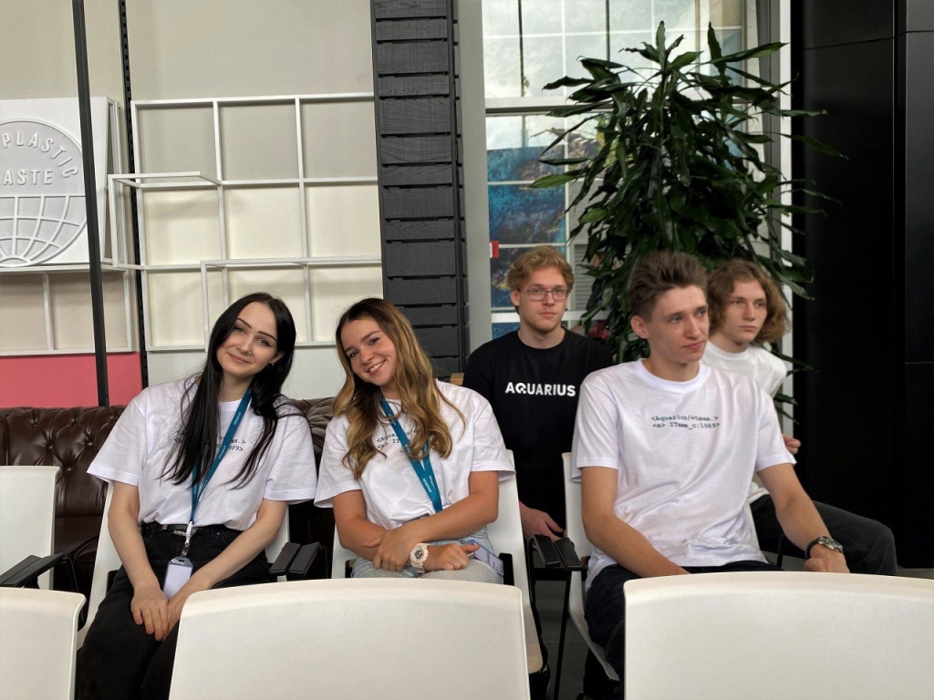 Студенты МИСиС на практике в Аквариус.jpg