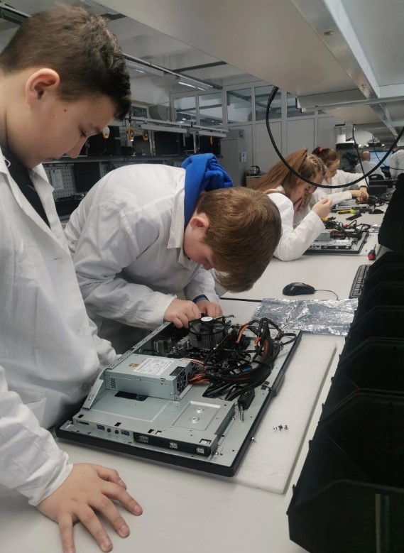 Визит ребят из Детского центра творчества на производство вычислительной техники «Аквариус» в Шуе _2.jpg