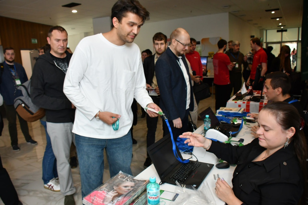 OS DAY 2025, ресепшн с журналами.jpg