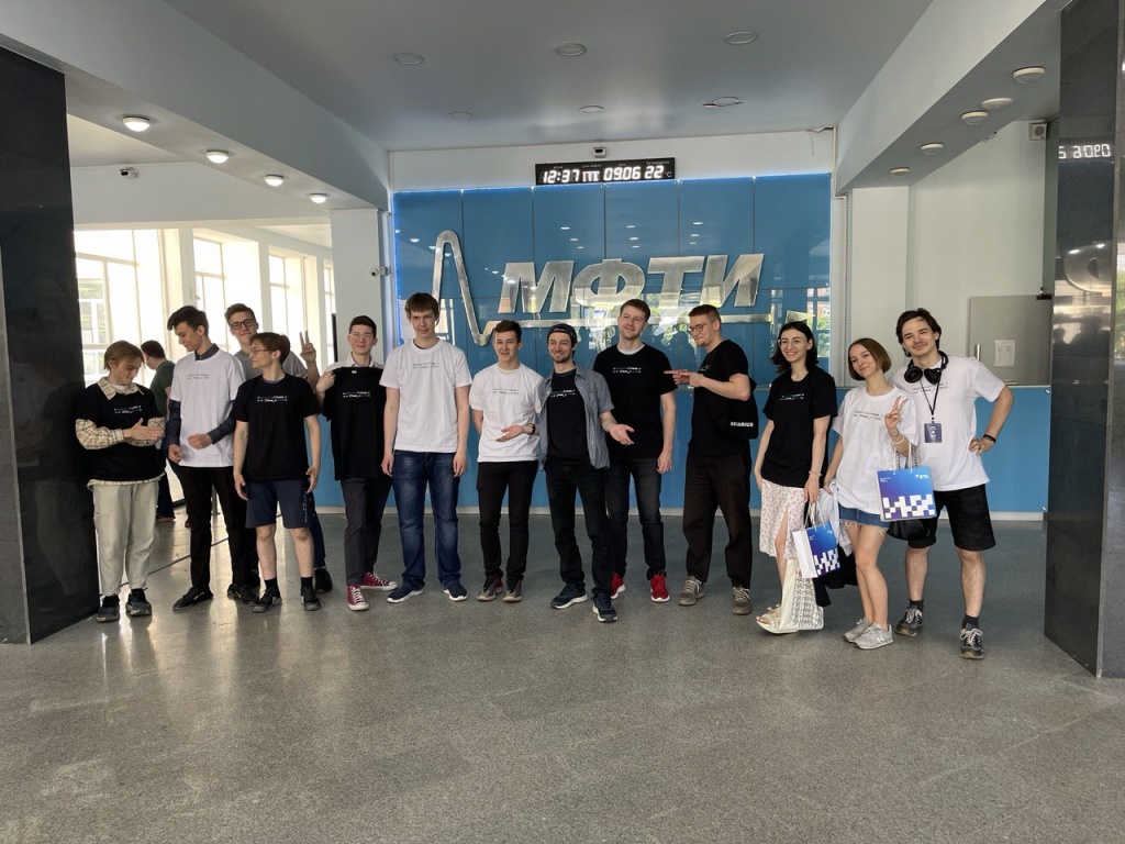 Студенты МФТИ на практику в Аквариус.jpg